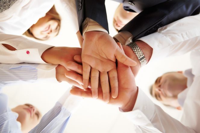 grupo de personas unen sus manos