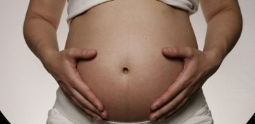 La exención del IRPF en la prestación por maternidad divide a los expertos